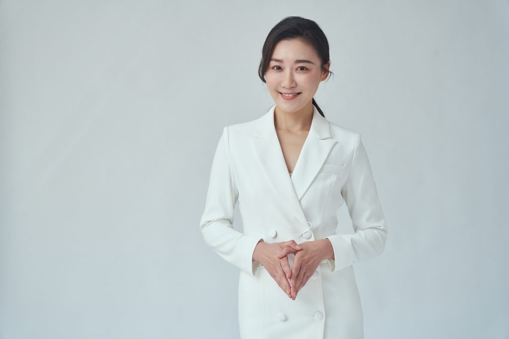 棚拍白背景商务女性